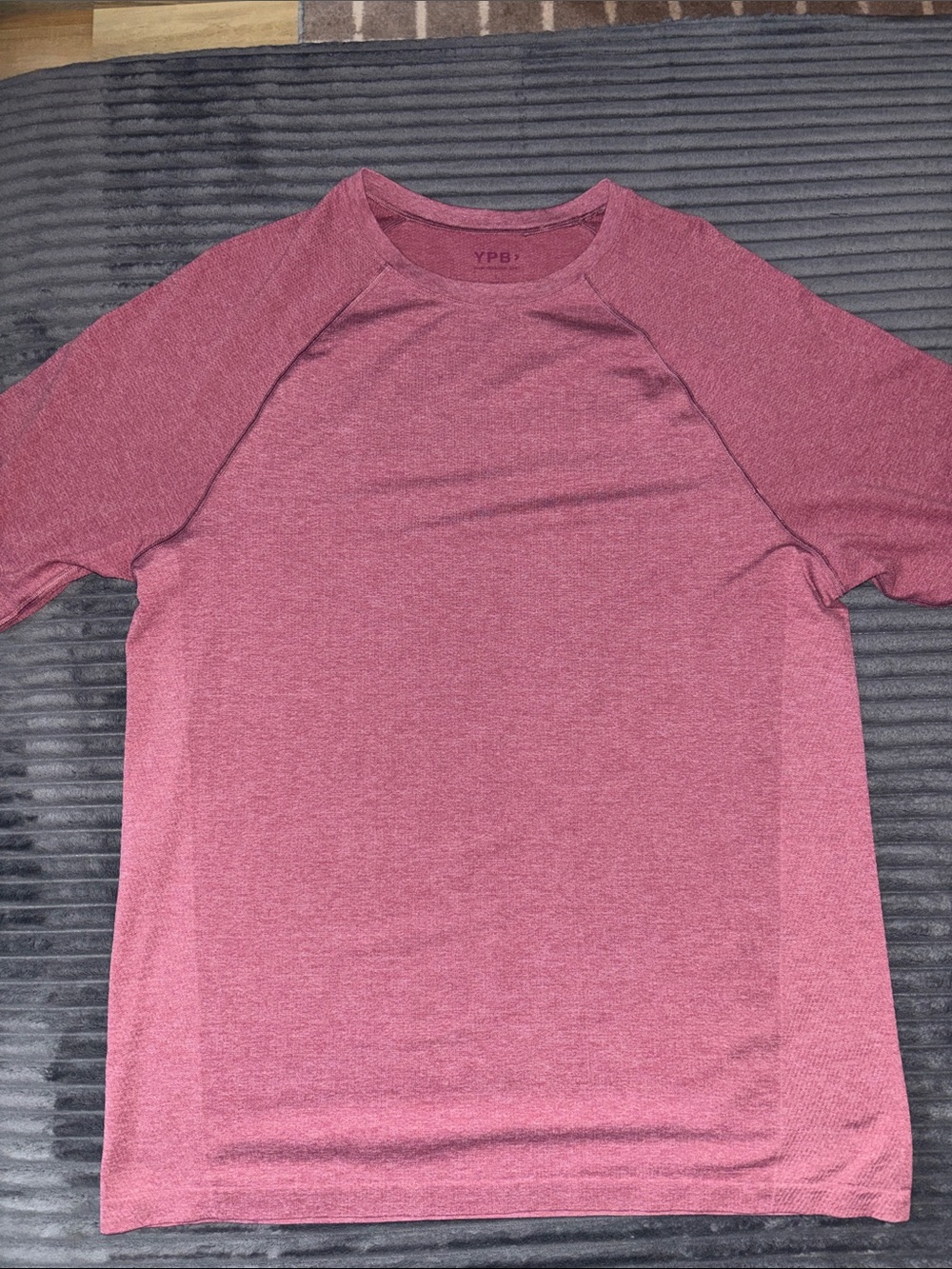Abercrombie & Fitch Men's Heathered Burgundy Short-Sleeve Workout Tee